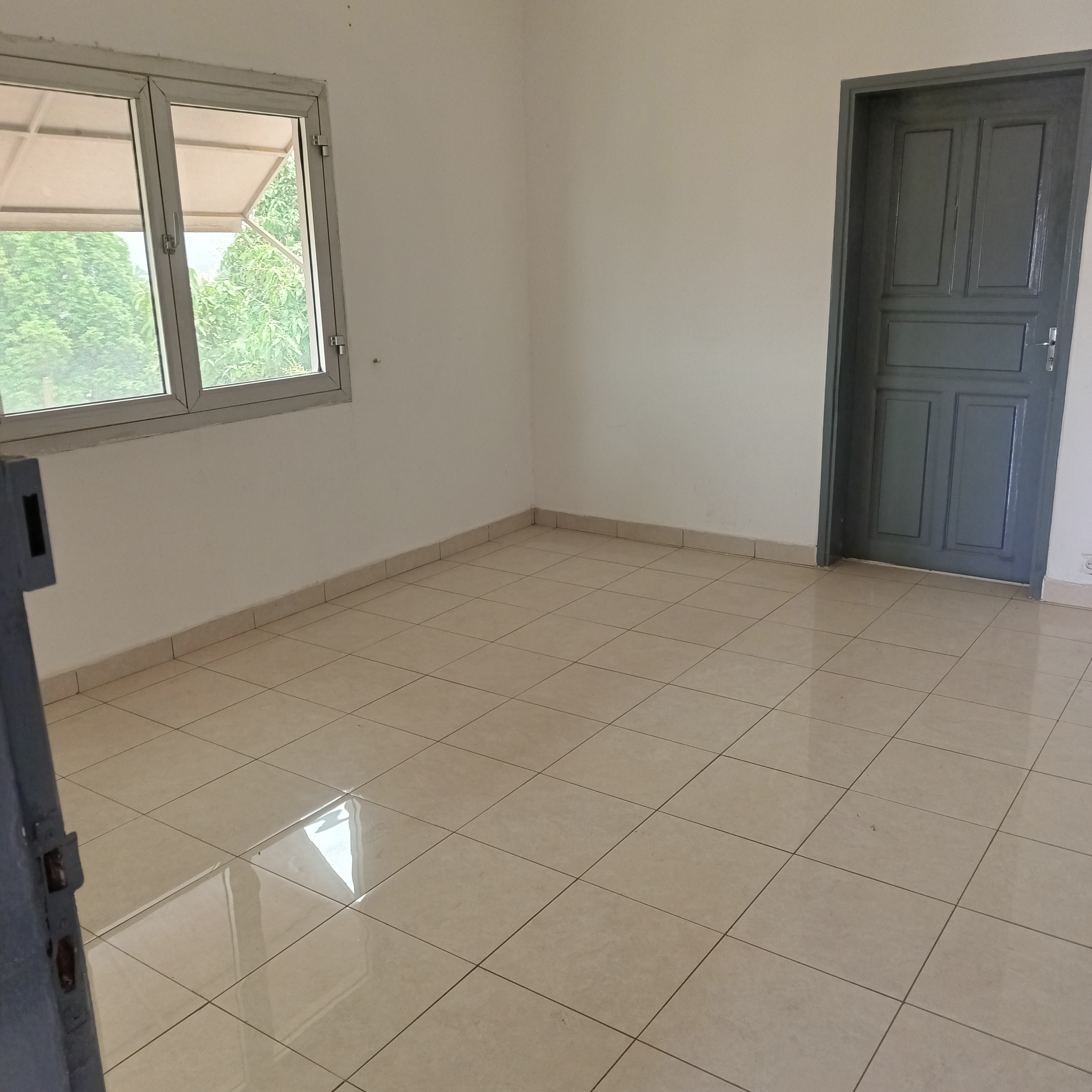 Apartment to rent - Yaoundé, Bastos, Bastos - 1 living room(s), 3 bedroom(s), 3 bathroom(s) - 550 000 FCFA / month