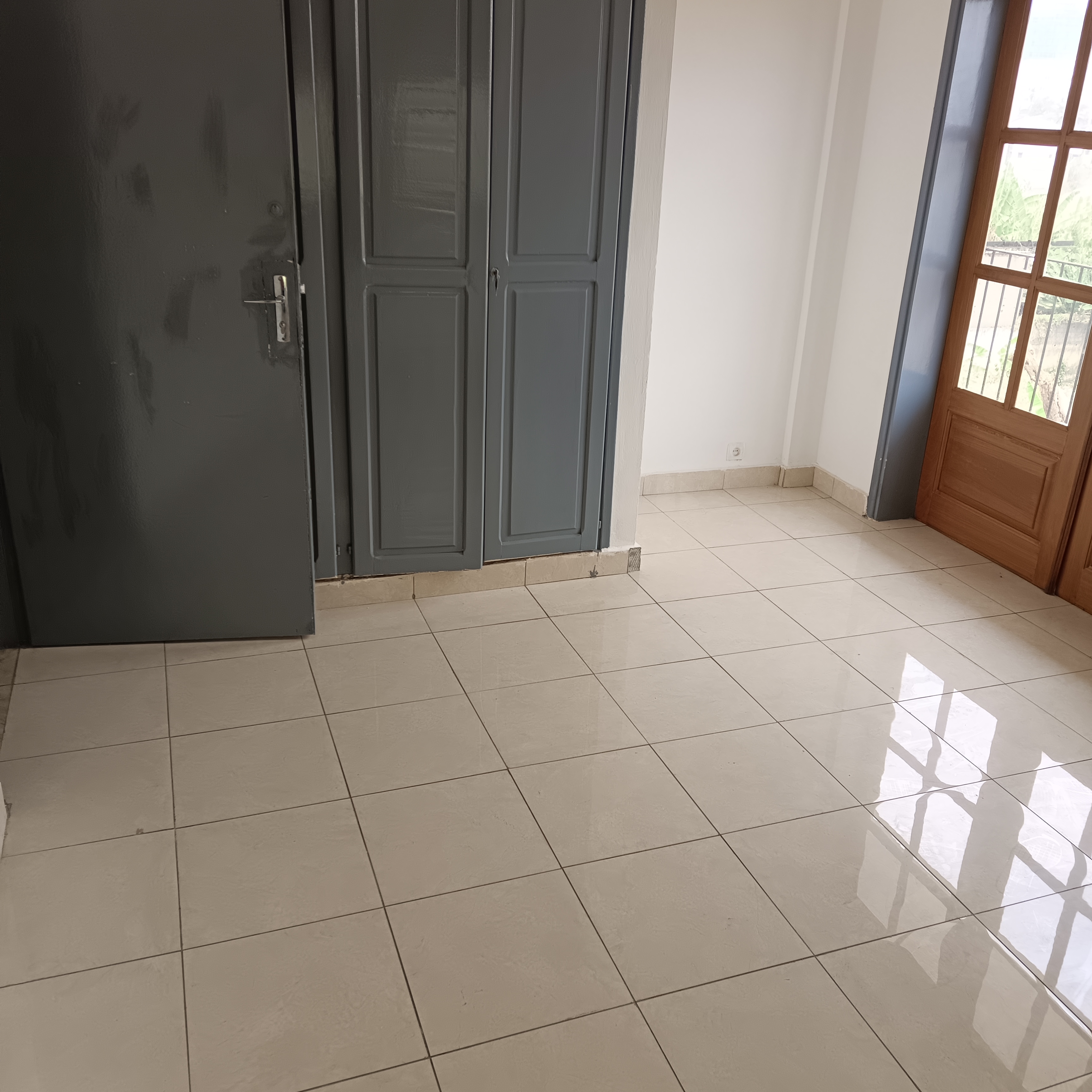 Apartment to rent - Yaoundé, Bastos, Bastos - 1 living room(s), 3 bedroom(s), 3 bathroom(s) - 550 000 FCFA / month