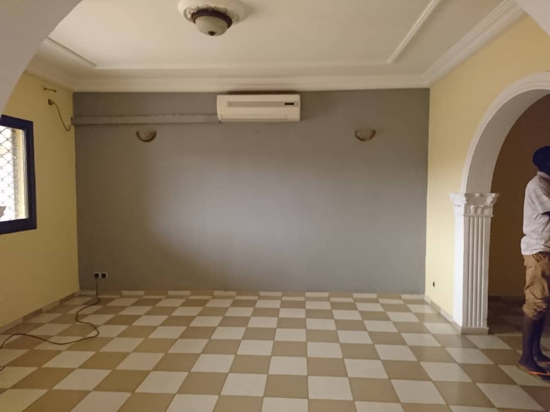 Maison (Villa) à louer - Yaoundé, Mfandena, Omnisports - 1 salon(s), 4 chambre(s), 3 salle(s) de bains - 600 000 FCFA / mois