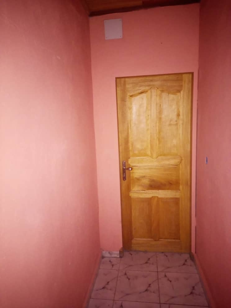 Studio to rent - Yaoundé, Biteng, Nkoabang Chapelle - 30 000 FCFA / month