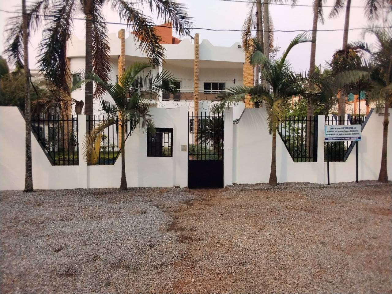 House (Villa) to rent - Yaoundé, Bastos, Bastos - 3 living room(s), 9 bedroom(s), 6 bathroom(s) - 4 000 000 FCFA / month