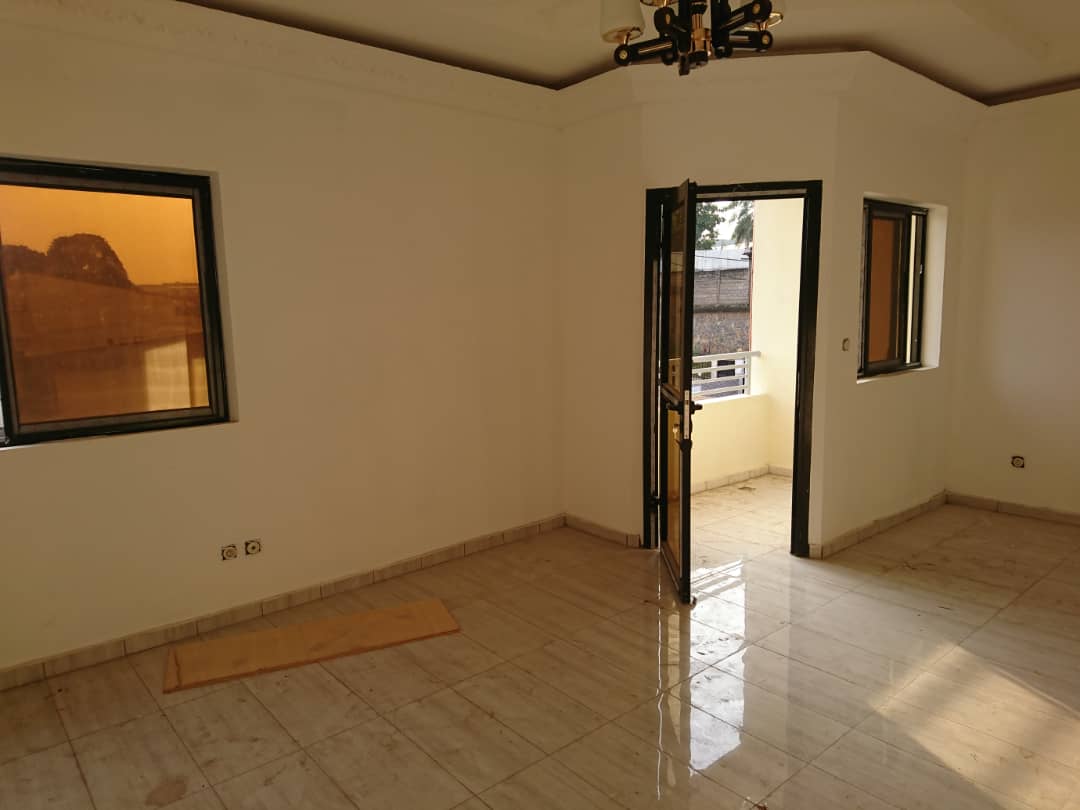 Maison (Villa) à louer - Yaoundé, Tsinga, Fecafoot - 1 salon(s), 3 chambre(s), 2 salle(s) de bains - 750 000 FCFA / mois