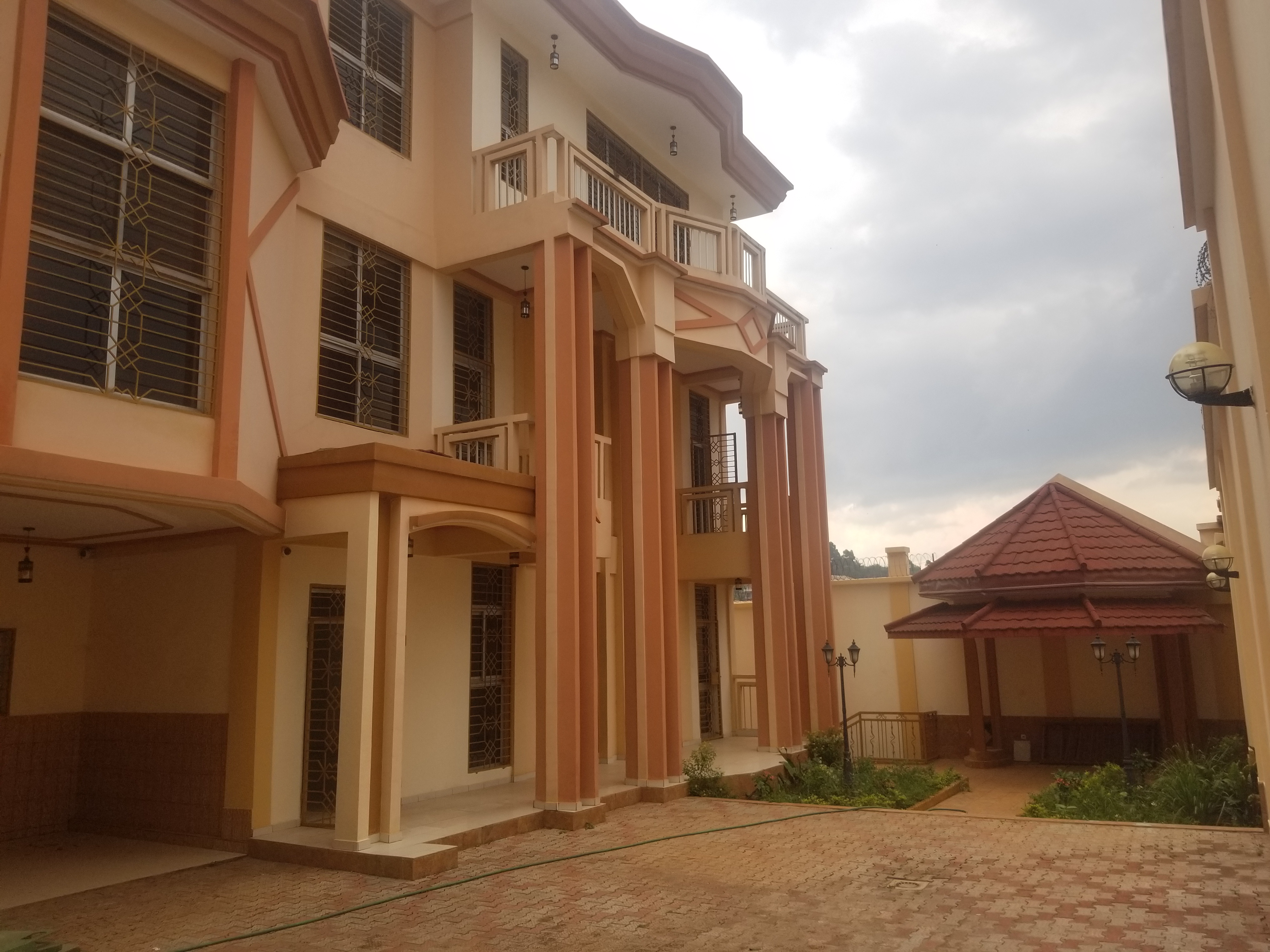 House (Triplex) to rent - Yaoundé, Bastos, Ecole public - 3 living room(s), 10 bedroom(s), 8 bathroom(s) - 2 500 000 FCFA / month