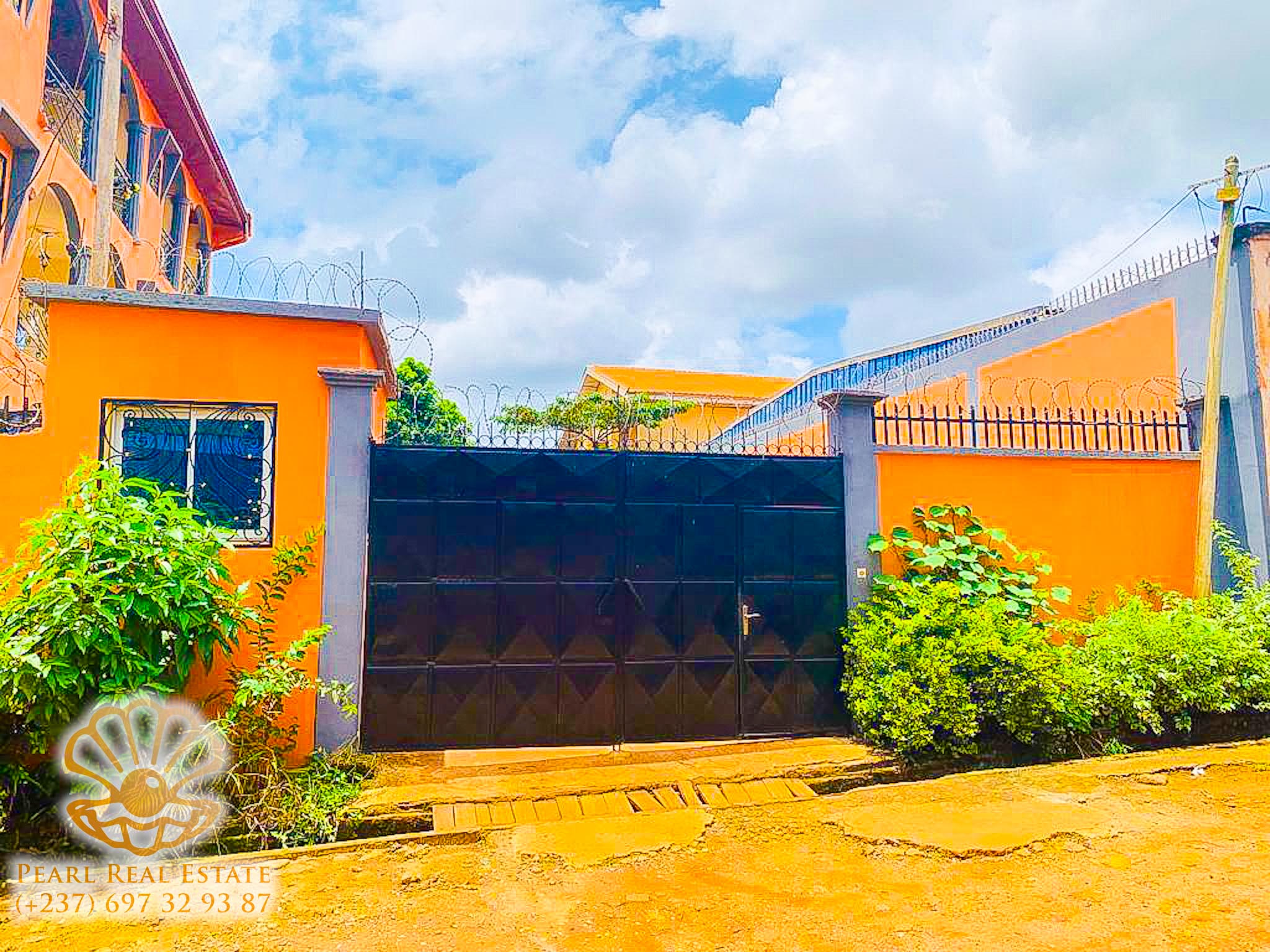 Maison (Concession) à vendre - Yaoundé, Oyom-Abang, Camp Sonel Oyomabang - 4 salon(s), 9 chambre(s), 8 salle(s) de bains - 80 000 000 FCFA