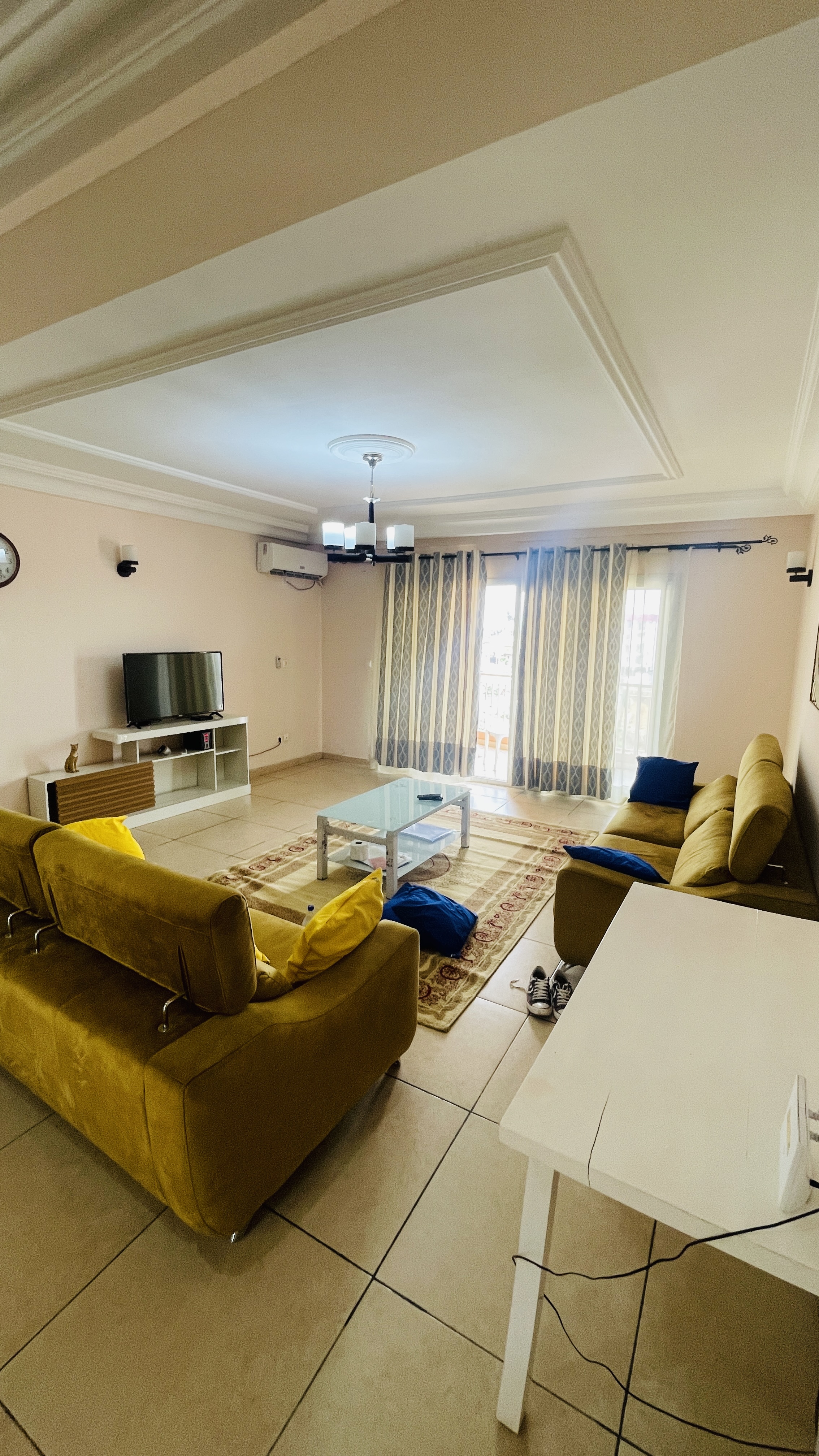 Apartment to rent - Yaoundé, Bastos, Carrefour - 1 living room(s), 3 bedroom(s), 2 bathroom(s) - 1 500 000 FCFA / month