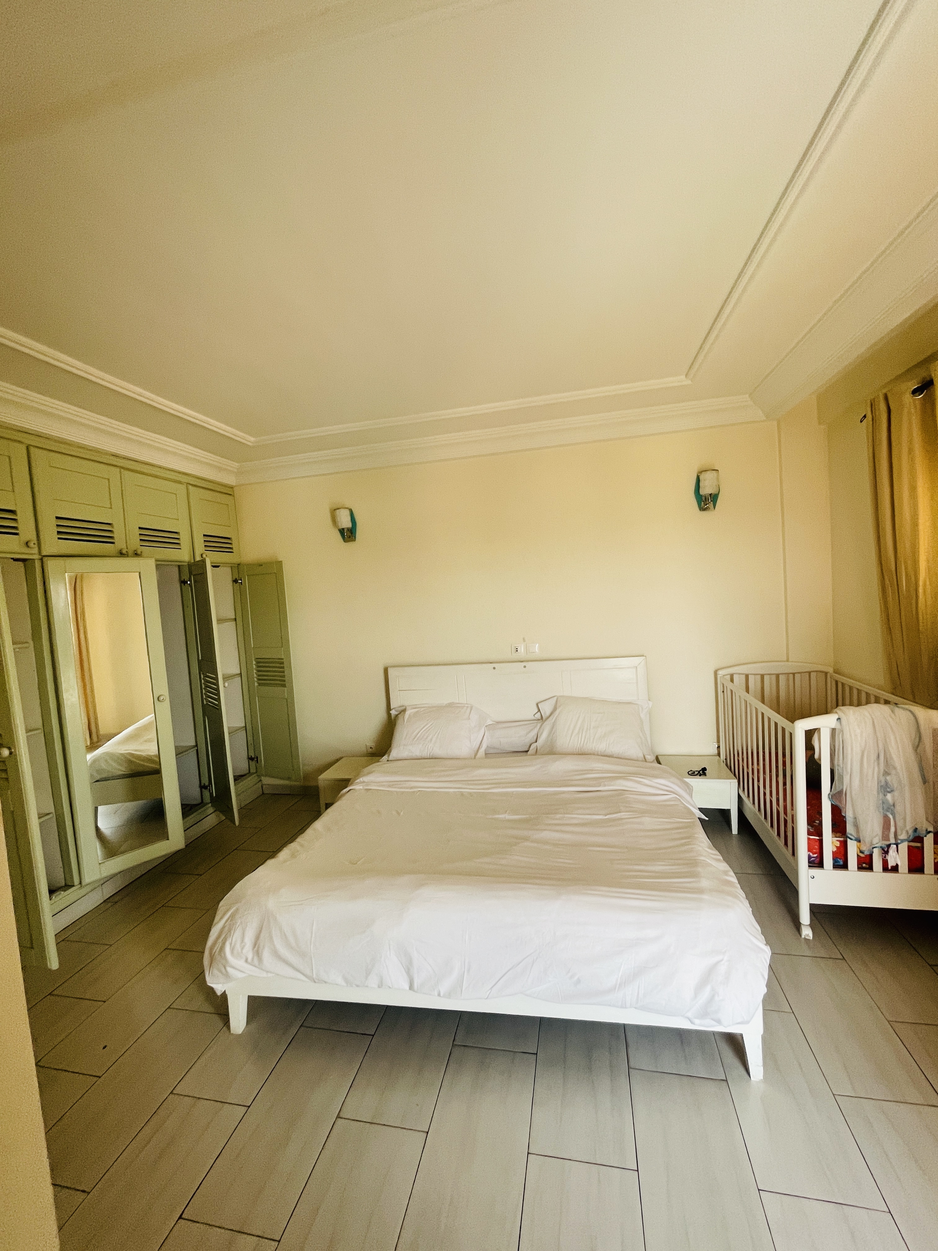Apartment to rent - Yaoundé, Bastos, Carrefour - 1 living room(s), 3 bedroom(s), 2 bathroom(s) - 1 500 000 FCFA / month