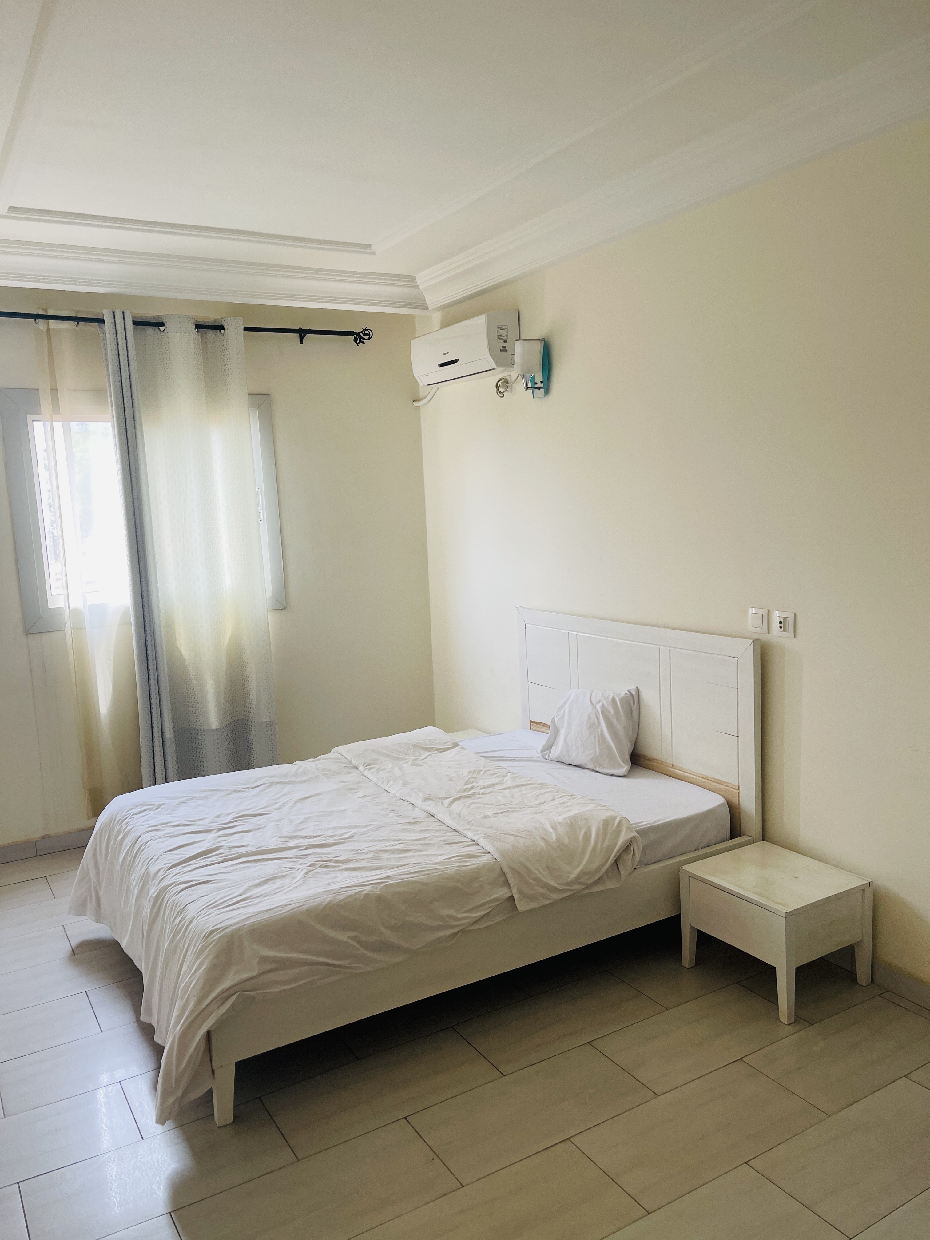Apartment to rent - Yaoundé, Bastos, Carrefour - 1 living room(s), 3 bedroom(s), 2 bathroom(s) - 1 500 000 FCFA / month