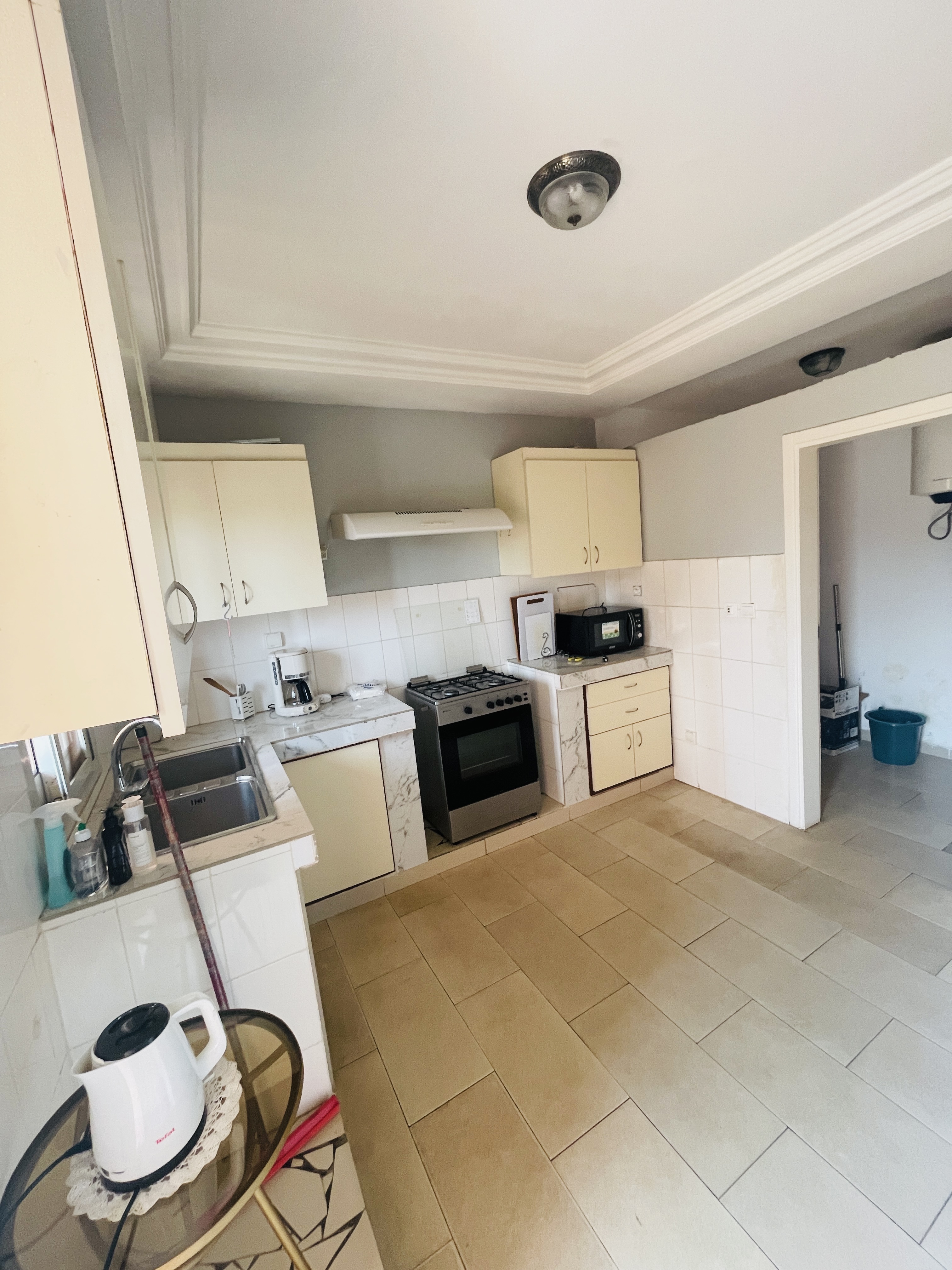 Apartment to rent - Yaoundé, Bastos, Carrefour - 1 living room(s), 3 bedroom(s), 2 bathroom(s) - 1 500 000 FCFA / month
