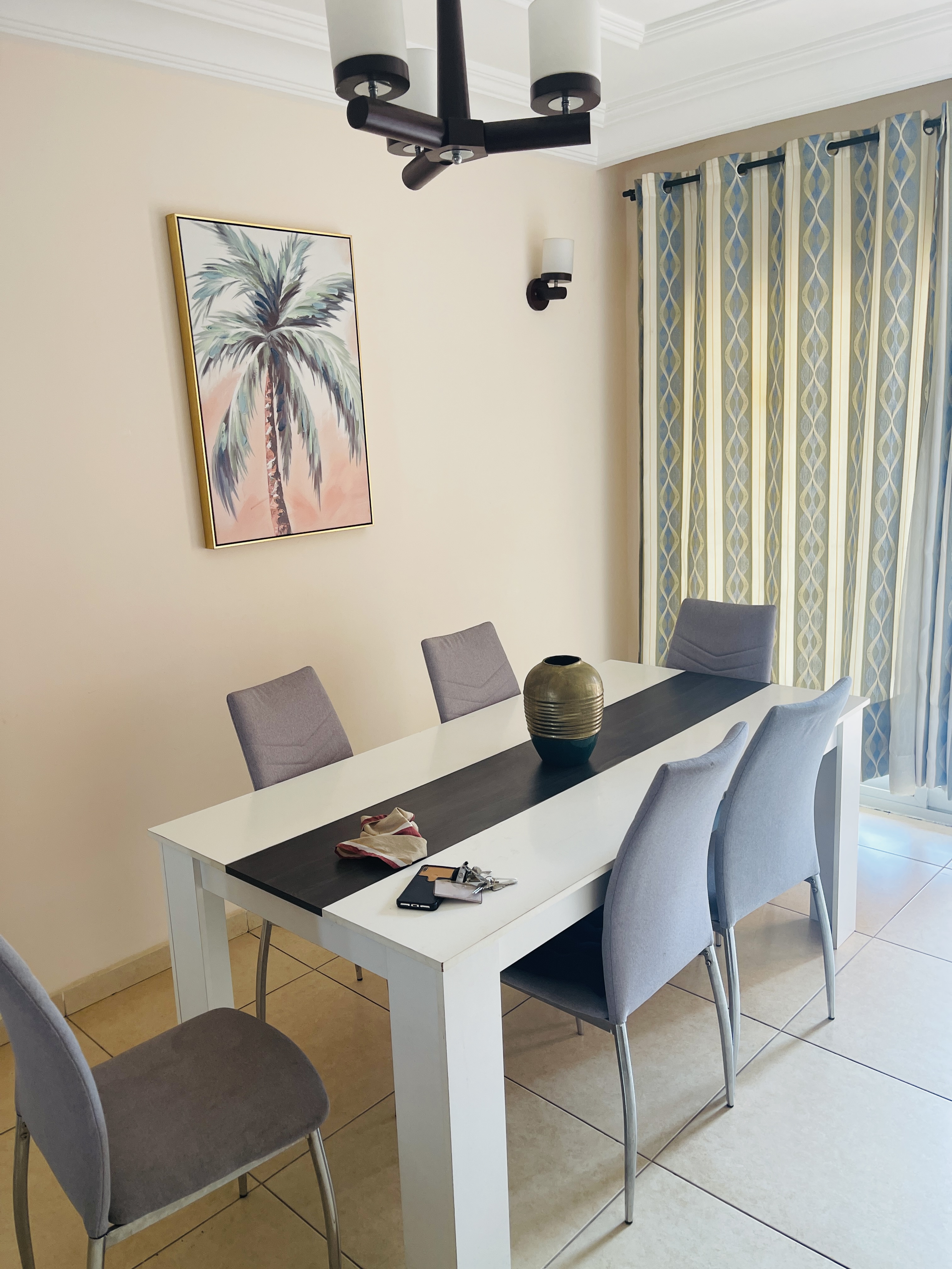 Apartment to rent - Yaoundé, Bastos, Carrefour - 1 living room(s), 3 bedroom(s), 2 bathroom(s) - 1 500 000 FCFA / month