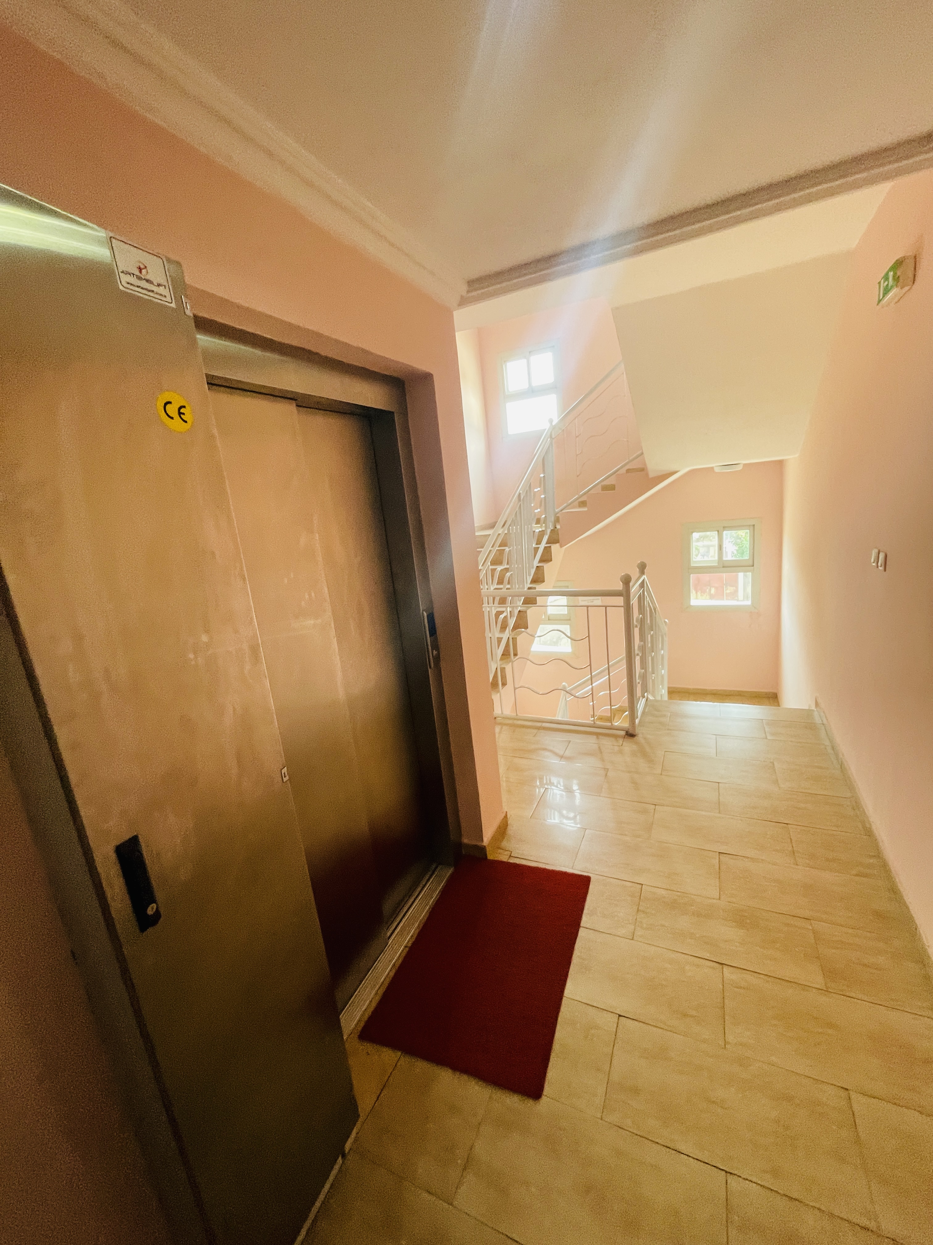 Apartment to rent - Yaoundé, Bastos, Carrefour - 1 living room(s), 3 bedroom(s), 2 bathroom(s) - 1 500 000 FCFA / month
