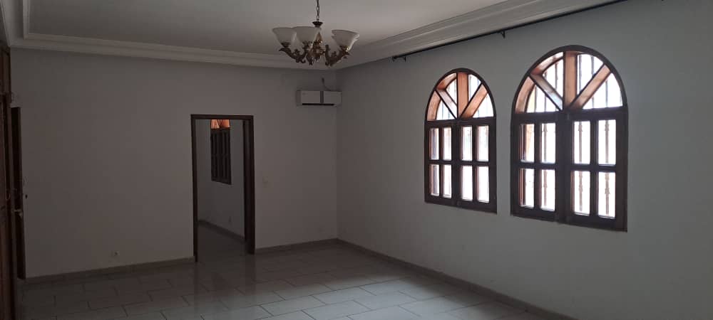 Bureau à louer à Yaoundé, Bastos, Bastos - 1000 m2 - 2 000 000 FCFA