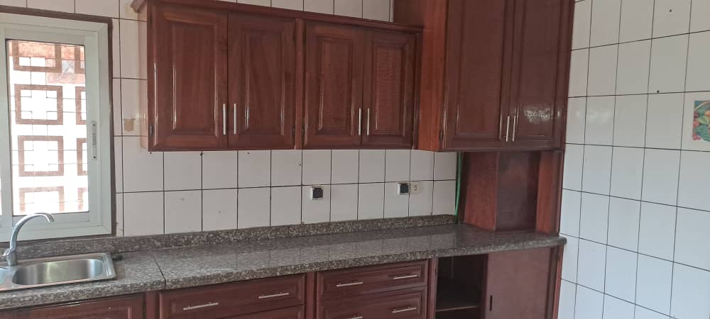 Bureau à louer à Yaoundé, Bastos, Bastos - 1000 m2 - 2 000 000 FCFA