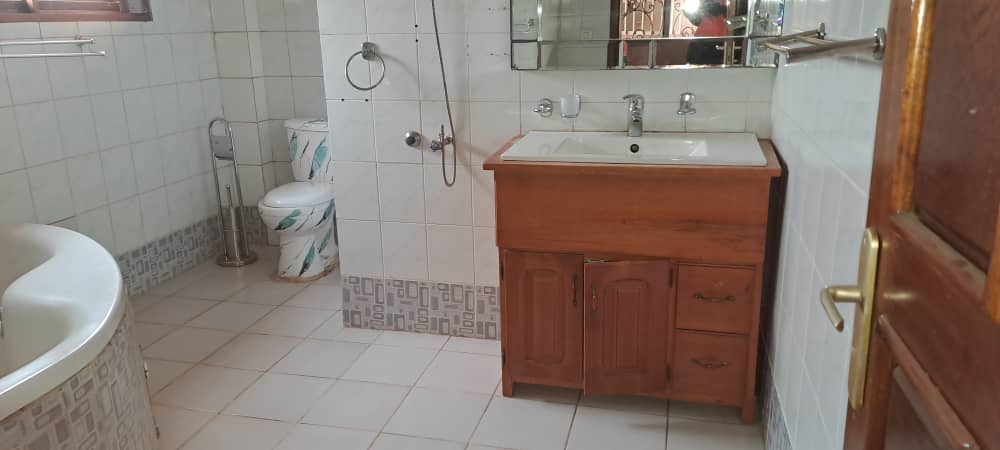 Bureau à louer à Yaoundé, Bastos, Bastos - 1000 m2 - 2 000 000 FCFA