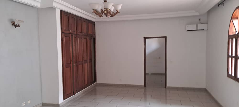 Bureau à louer à Yaoundé, Bastos, Bastos - 1000 m2 - 2 000 000 FCFA