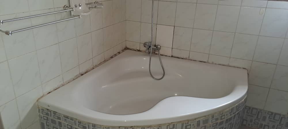 Bureau à louer à Yaoundé, Bastos, Bastos - 1000 m2 - 2 000 000 FCFA