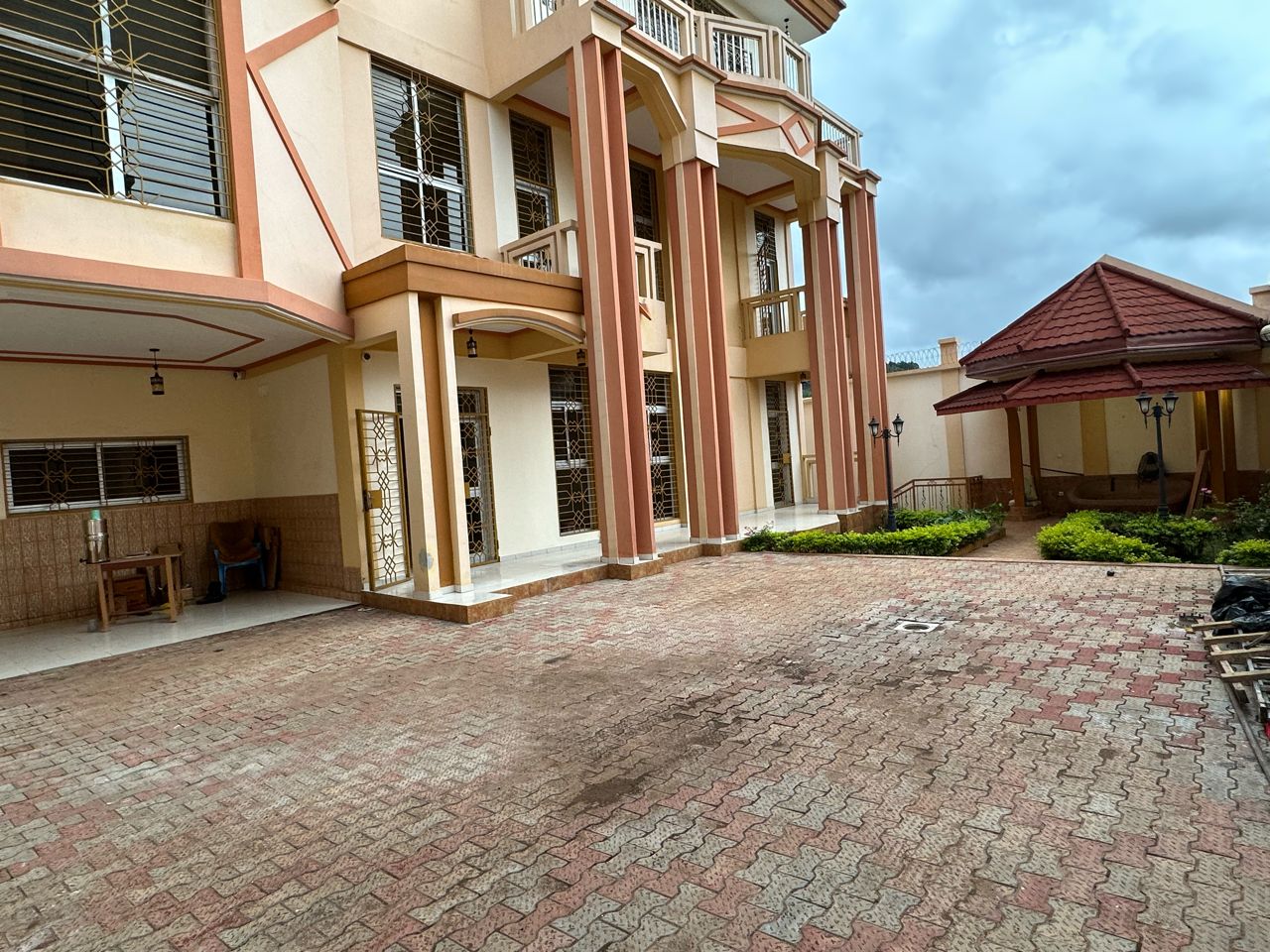 House (Triplex) to rent - Yaoundé, Bastos, Bastos - 4 living room(s), 7 bedroom(s), 9 bathroom(s) - 3 000 000 FCFA / month