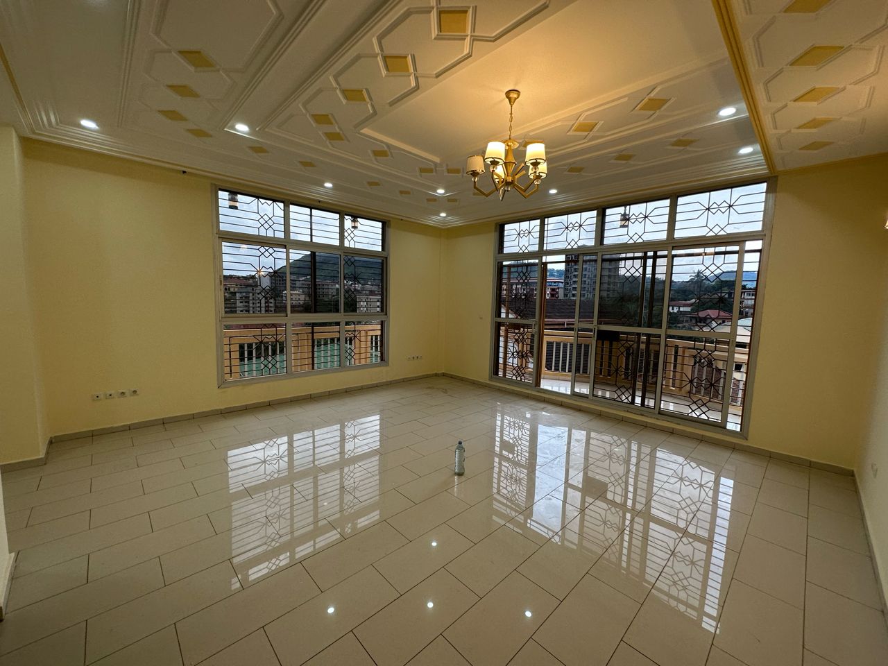 Maison (Triplex) à louer - Yaoundé, Bastos, Bastos - 4 salon(s), 7 chambre(s), 9 salle(s) de bains - 3 000 000 FCFA / mois