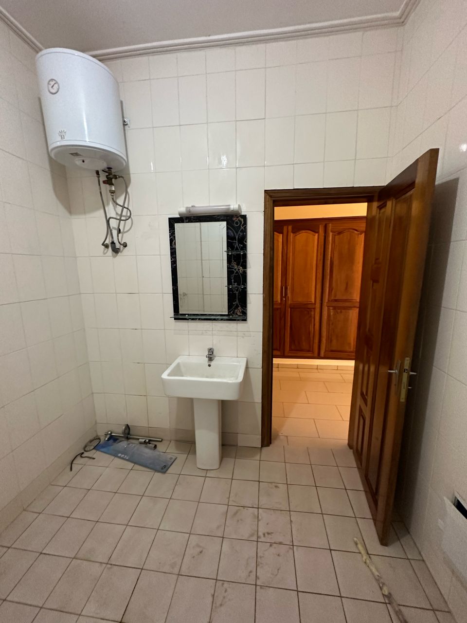 Maison (Triplex) à louer - Yaoundé, Bastos, Bastos - 4 salon(s), 7 chambre(s), 9 salle(s) de bains - 3 000 000 FCFA / mois