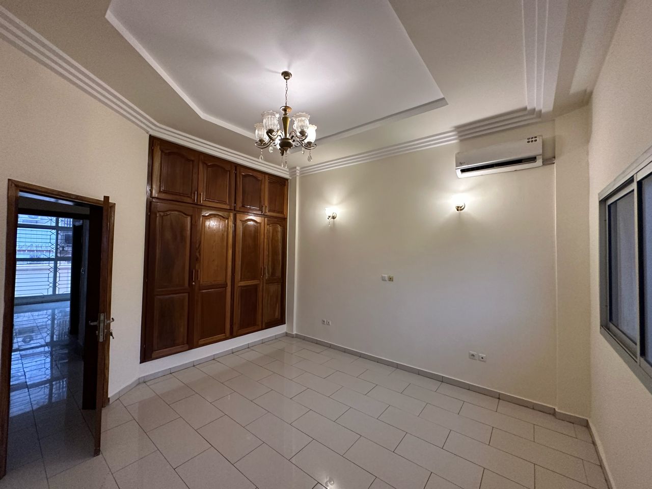 Maison (Triplex) à louer - Yaoundé, Bastos, Bastos - 4 salon(s), 7 chambre(s), 9 salle(s) de bains - 3 000 000 FCFA / mois