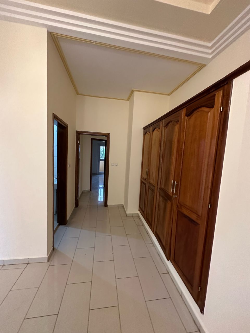 Maison (Triplex) à louer - Yaoundé, Bastos, Bastos - 4 salon(s), 7 chambre(s), 9 salle(s) de bains - 3 000 000 FCFA / mois