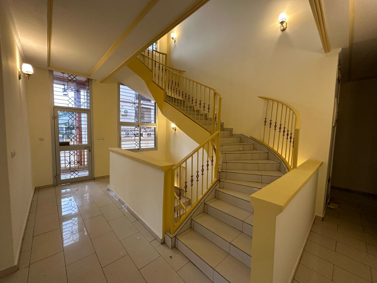 Maison (Triplex) à louer - Yaoundé, Bastos, Bastos - 4 salon(s), 7 chambre(s), 9 salle(s) de bains - 3 000 000 FCFA / mois