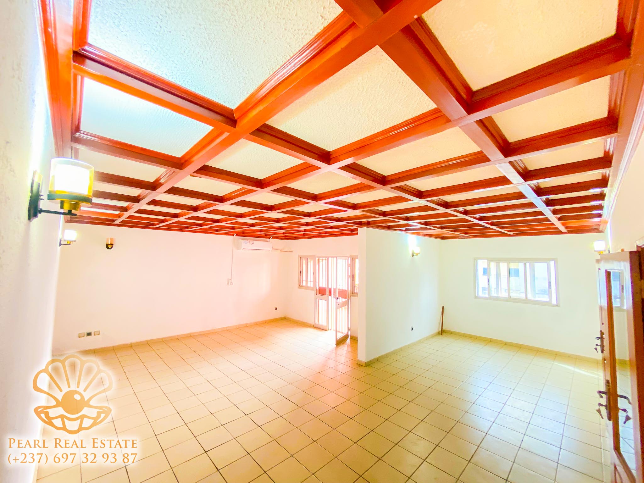 Apartment to rent - Yaoundé, Bastos, Dragages - 1 living room(s), 3 bedroom(s), 2 bathroom(s) - 600 000 FCFA / month
