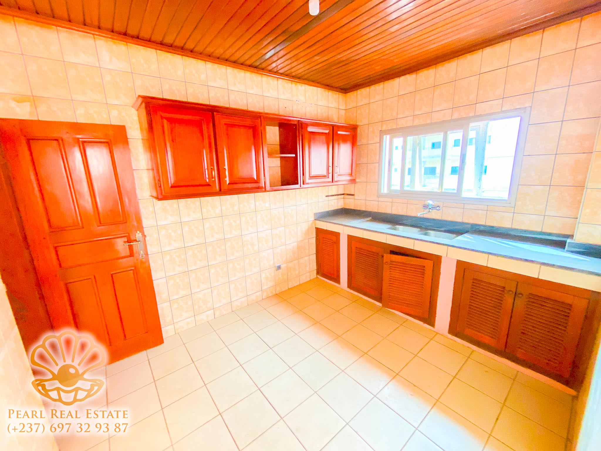Apartment to rent - Yaoundé, Bastos, Dragages - 1 living room(s), 3 bedroom(s), 2 bathroom(s) - 600 000 FCFA / month