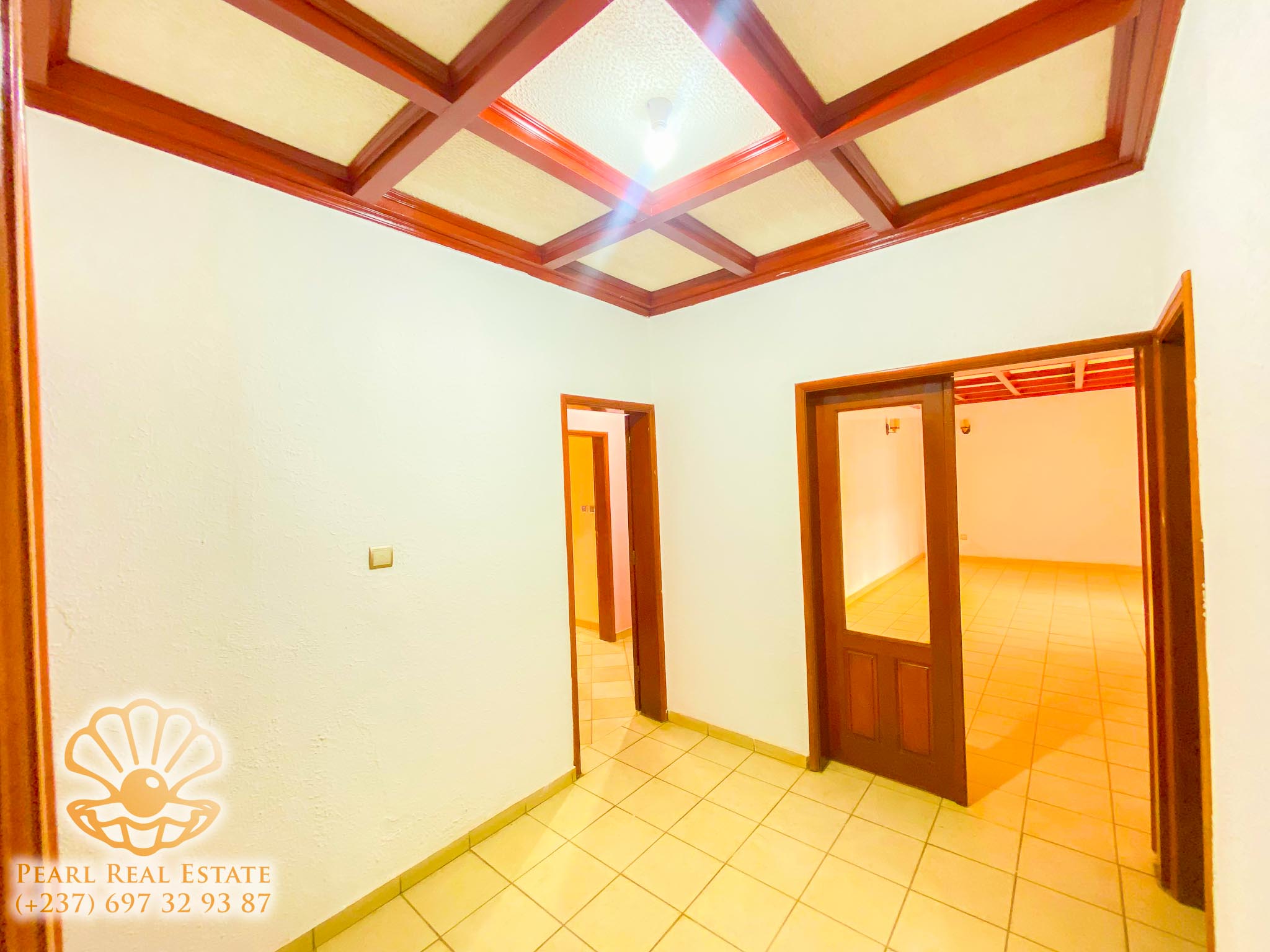 Apartment to rent - Yaoundé, Bastos, Dragages - 1 living room(s), 3 bedroom(s), 2 bathroom(s) - 600 000 FCFA / month