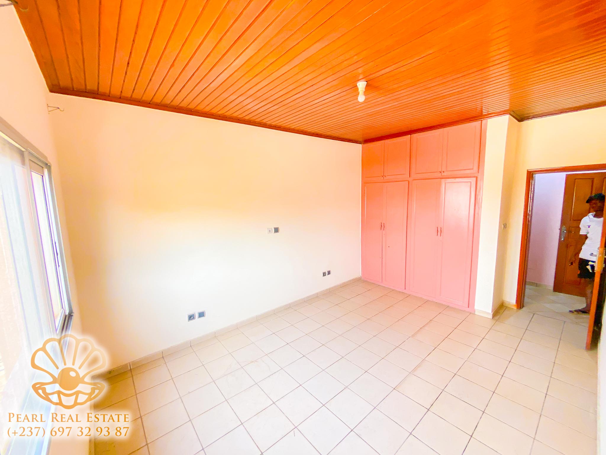 Apartment to rent - Yaoundé, Bastos, Dragages - 1 living room(s), 3 bedroom(s), 2 bathroom(s) - 600 000 FCFA / month
