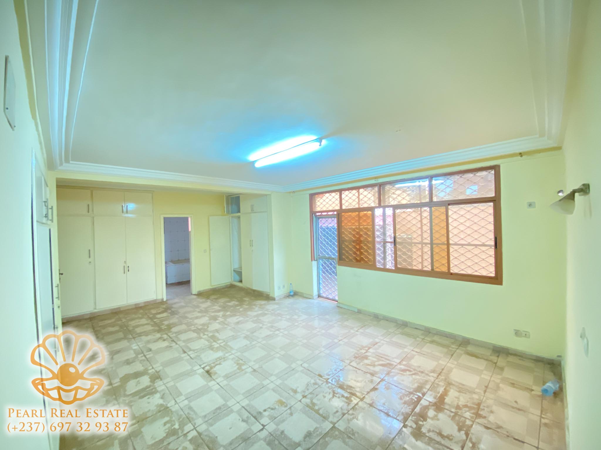 Apartment to rent - Yaoundé, Bastos, Rond Point Bastos - 1 living room(s), 3 bedroom(s), 2 bathroom(s) - 900 000 FCFA / month