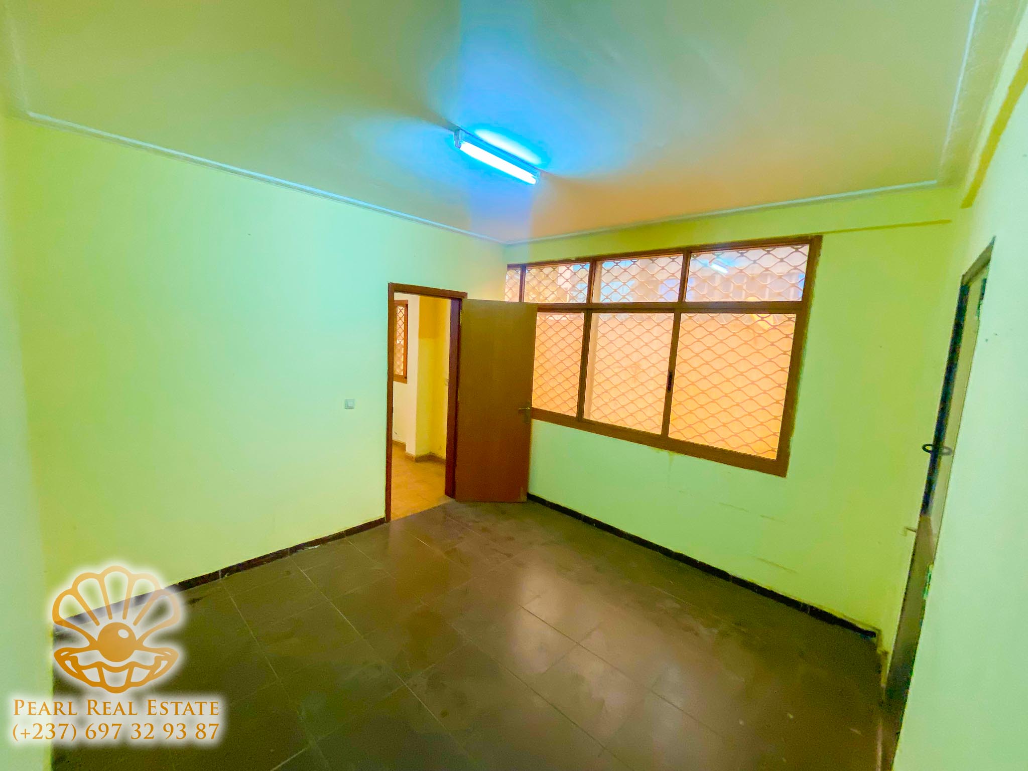 Apartment to rent - Yaoundé, Bastos, Rond Point Bastos - 1 living room(s), 3 bedroom(s), 2 bathroom(s) - 900 000 FCFA / month