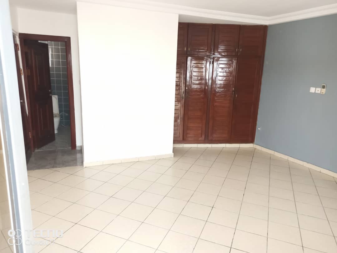 Apartment to rent - Douala, Akwa I, AKWA - 1 living room(s), 2 bedroom(s), 1 bathroom(s) - 350 000 FCFA / month
