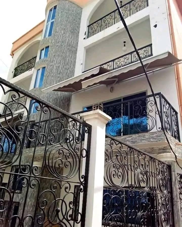 Appartement à louer - Yaoundé, Bastos, bastos - 1 salon(s), 2 chambre(s), 3 salle(s) de bains - 350 000 FCFA / mois