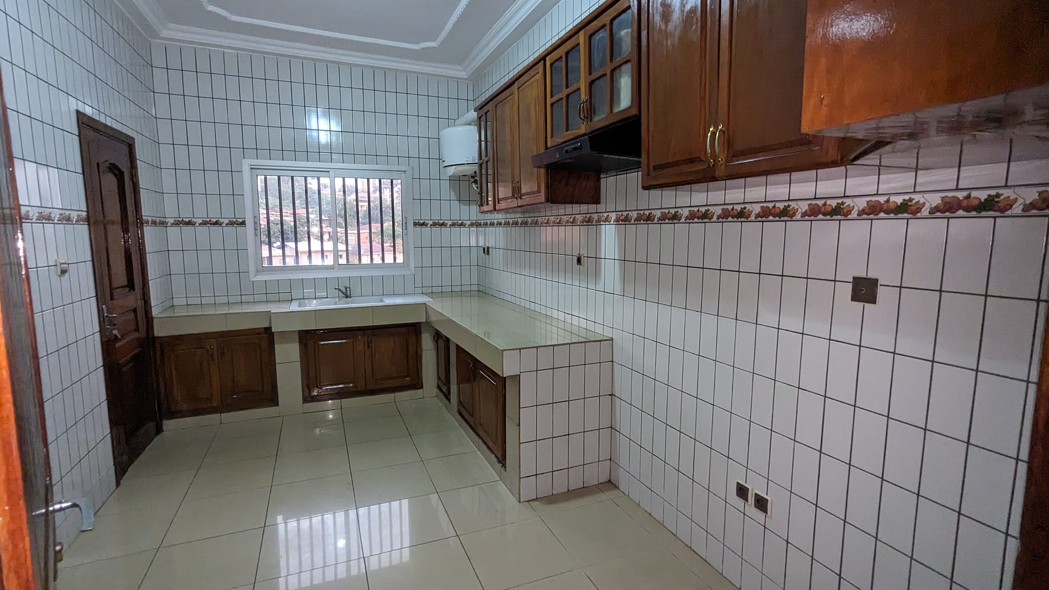 Appartement à louer - Yaoundé, Bastos, bastos - 1 salon(s), 3 chambre(s), 3 salle(s) de bains - 650 000 FCFA / mois