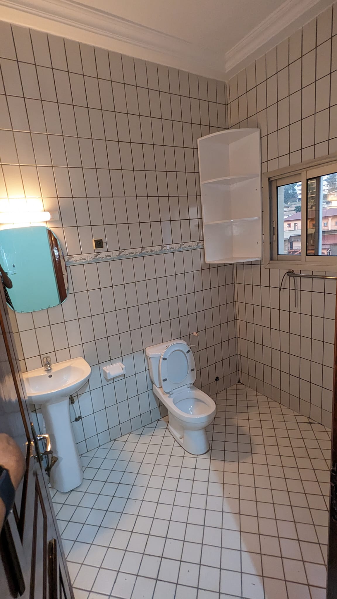 Appartement à louer - Yaoundé, Bastos, bastos - 1 salon(s), 3 chambre(s), 3 salle(s) de bains - 650 000 FCFA / mois