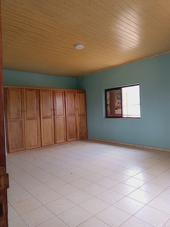 Apartment to rent - Yaoundé, Messassi, Dispensaire - 1 living room(s), 3 bedroom(s), 2 bathroom(s) - 200 000 FCFA / month