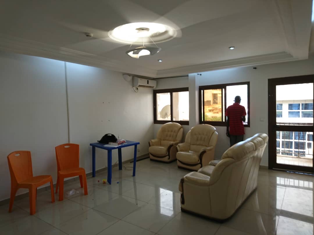Apartment to rent - Yaoundé, Bastos, Local - 1 living room(s), 3 bedroom(s), 3 bathroom(s) - 750 000 FCFA / month