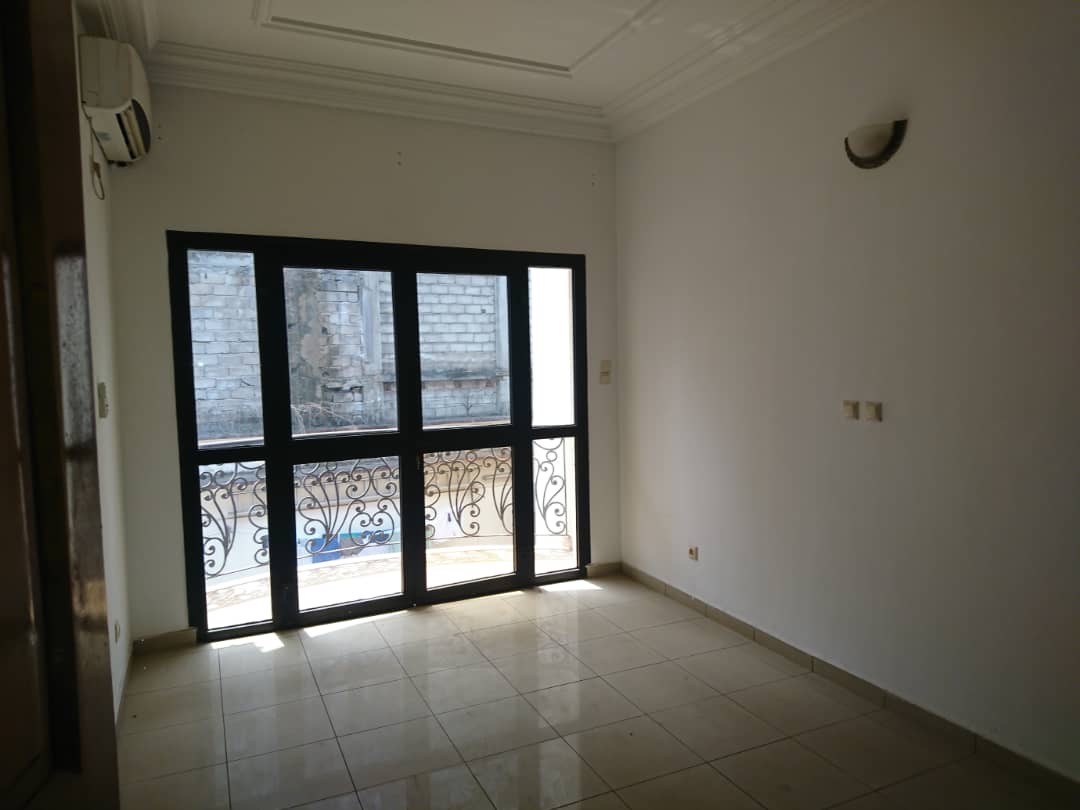 Apartment to rent - Yaoundé, Bastos, Local - 1 living room(s), 3 bedroom(s), 3 bathroom(s) - 750 000 FCFA / month