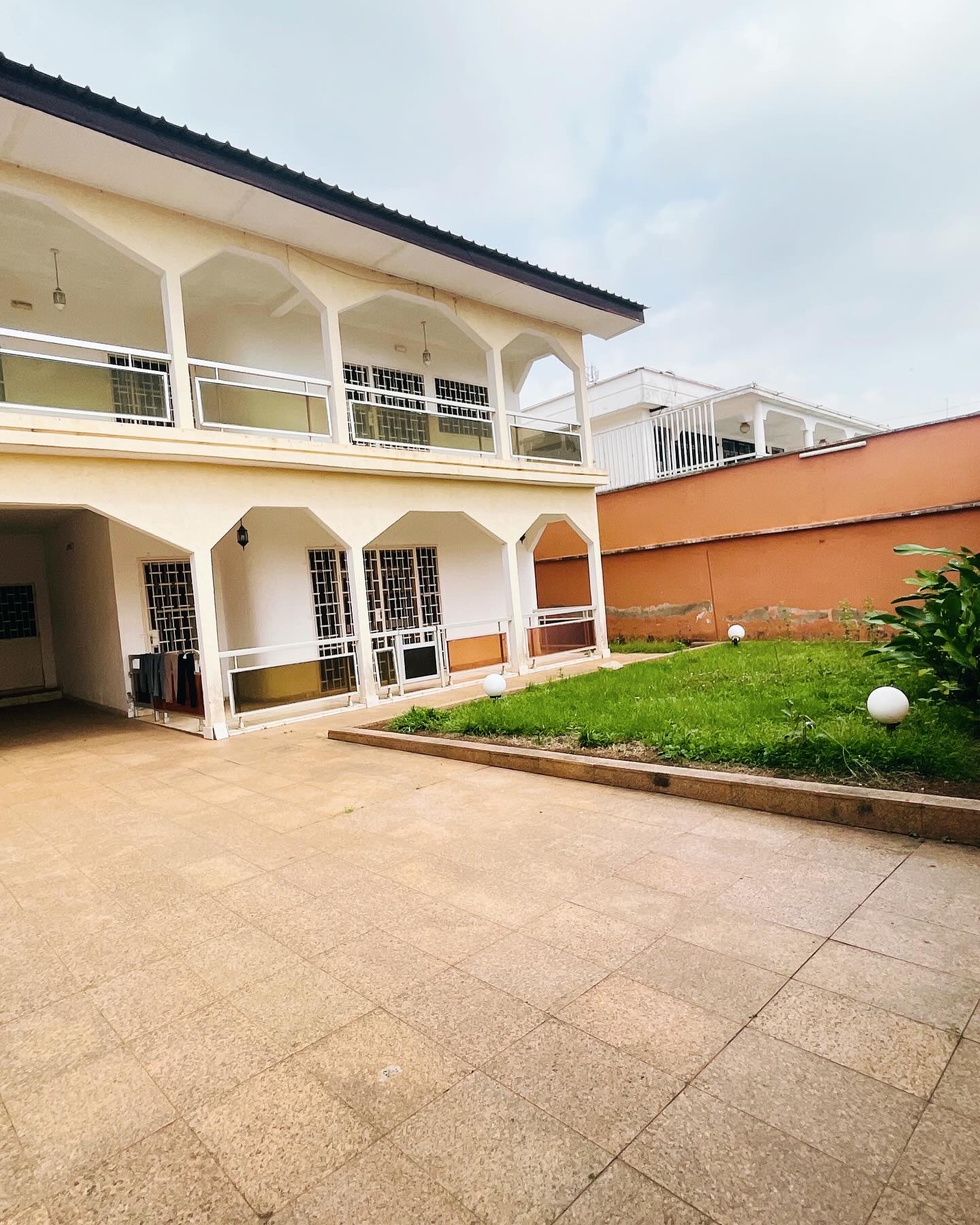 House (Villa) to rent - Yaoundé, Bastos, Carrefour - 1 living room(s), 4 bedroom(s), 3 bathroom(s) - 1 600 000 FCFA / month