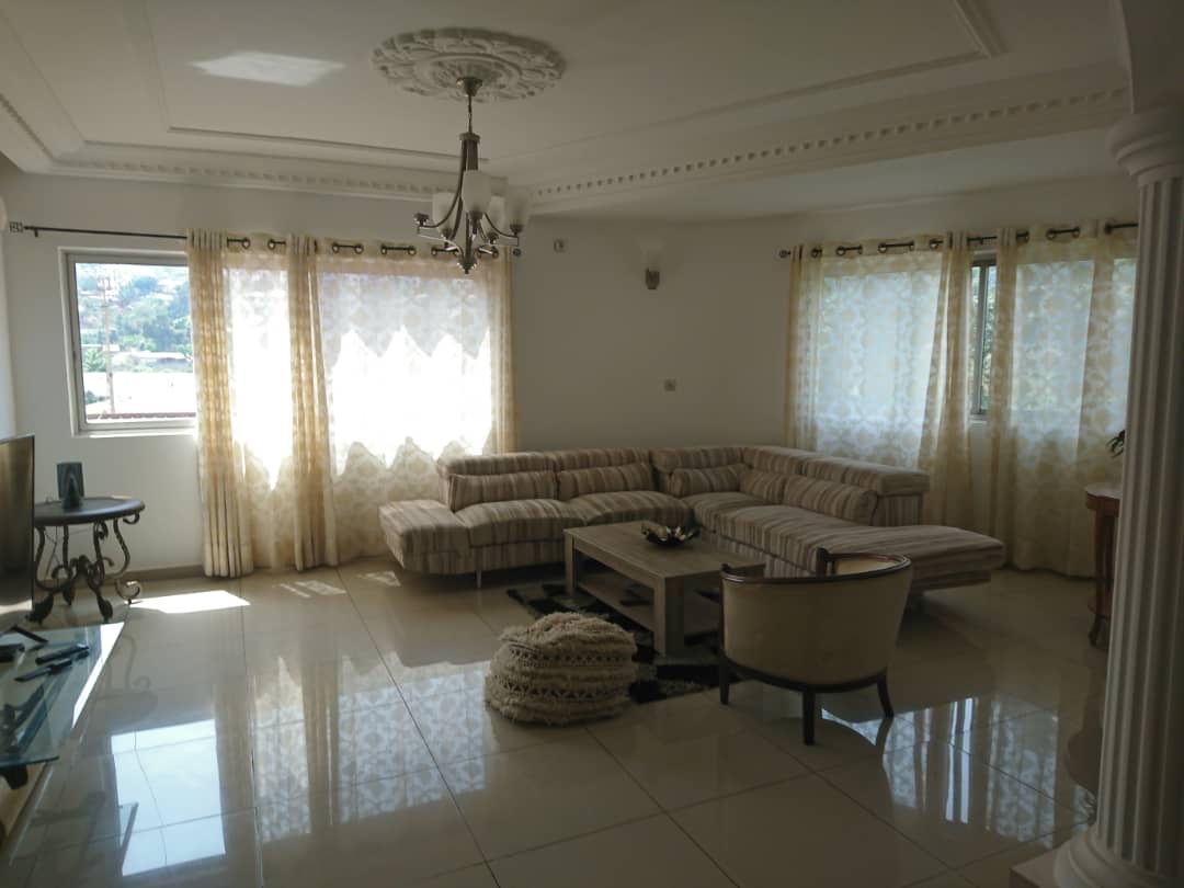 Appartement à louer - Yaoundé, Bastos, Golf - 1 salon(s), 3 chambre(s), 4 salle(s) de bains - 100 000 FCFA / mois