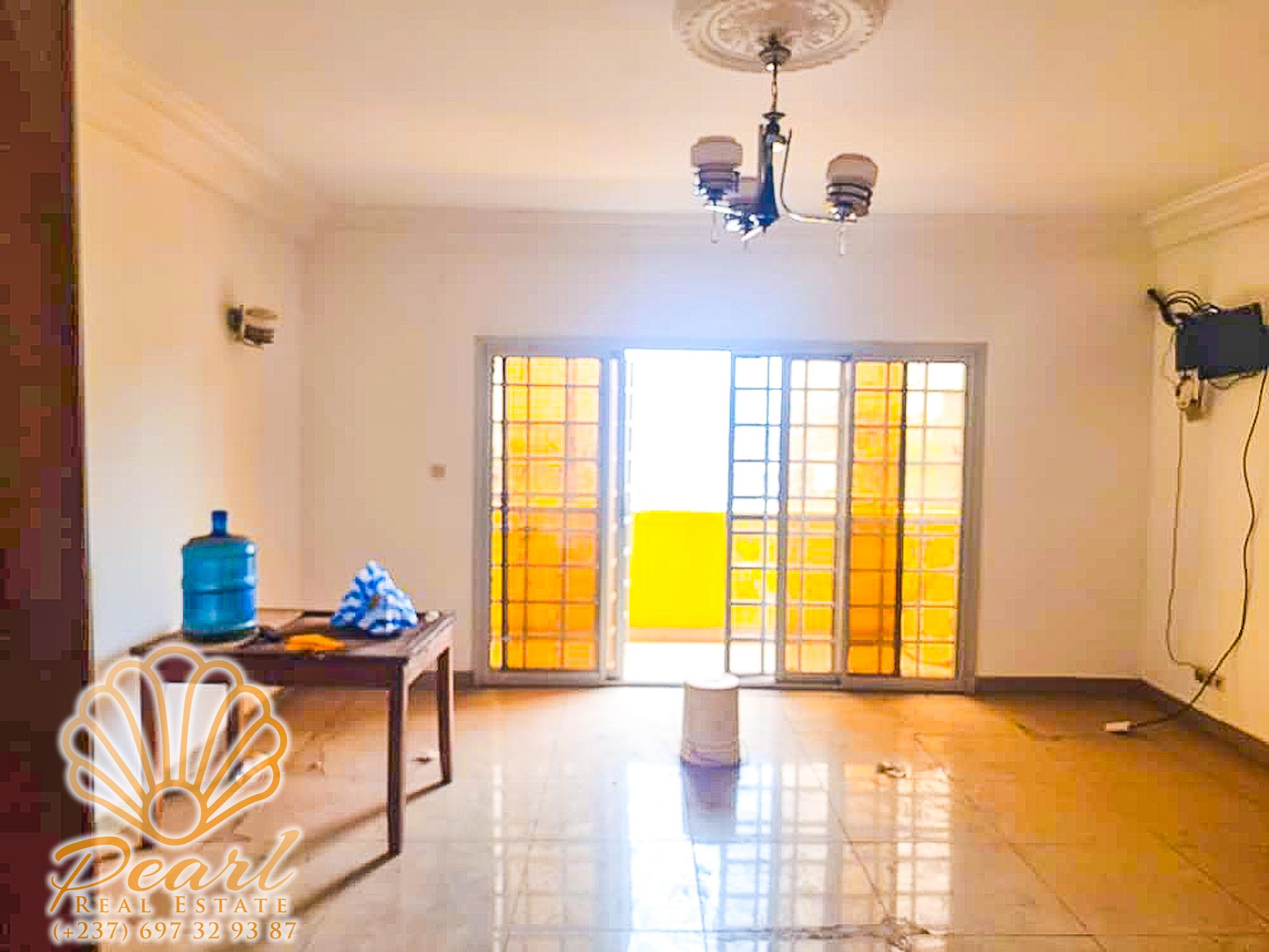 Apartment to rent - Yaoundé, Bastos, Nouvelle route Bastos - 1 living room(s), 3 bedroom(s), 3 bathroom(s) - 300 000 FCFA / month