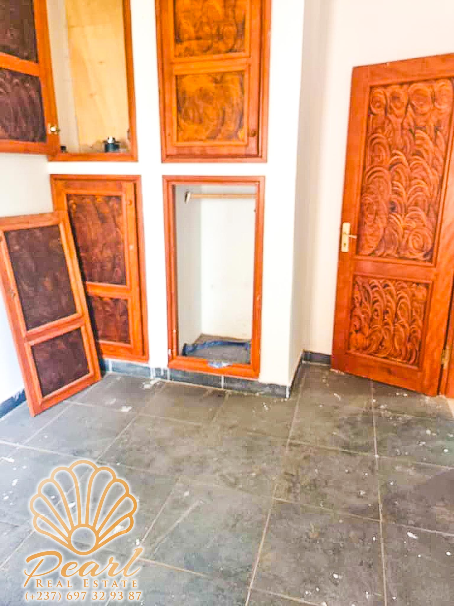 Apartment to rent - Yaoundé, Bastos, Nouvelle route Bastos - 1 living room(s), 3 bedroom(s), 3 bathroom(s) - 300 000 FCFA / month