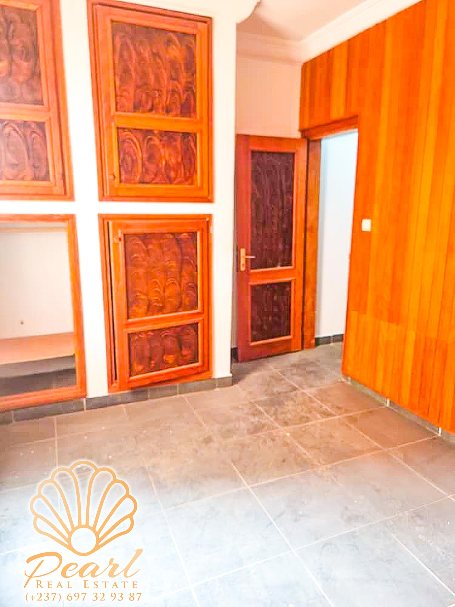 Apartment to rent - Yaoundé, Bastos, Nouvelle route Bastos - 1 living room(s), 3 bedroom(s), 3 bathroom(s) - 300 000 FCFA / month