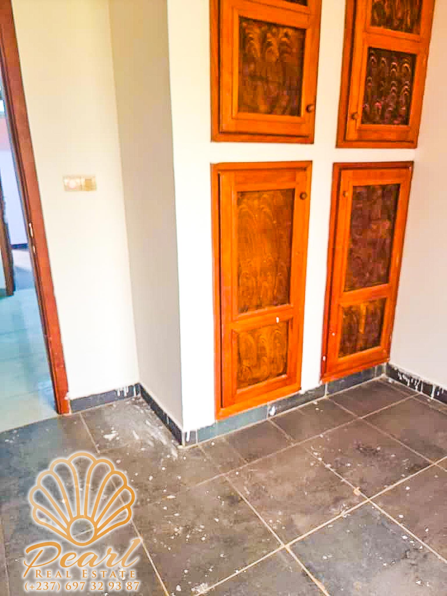 Apartment to rent - Yaoundé, Bastos, Nouvelle route Bastos - 1 living room(s), 3 bedroom(s), 3 bathroom(s) - 300 000 FCFA / month