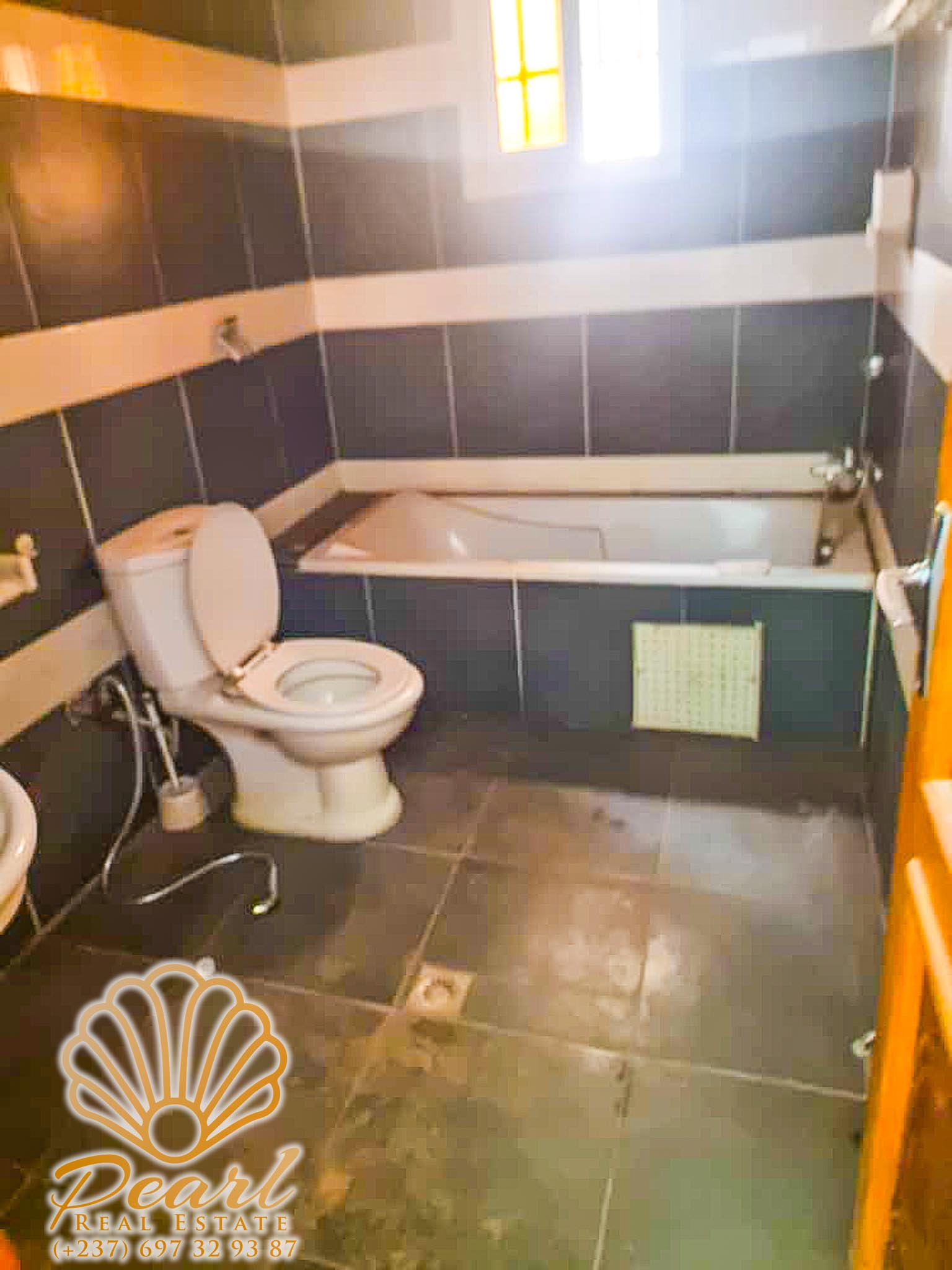 Apartment to rent - Yaoundé, Bastos, Nouvelle route Bastos - 1 living room(s), 3 bedroom(s), 3 bathroom(s) - 300 000 FCFA / month