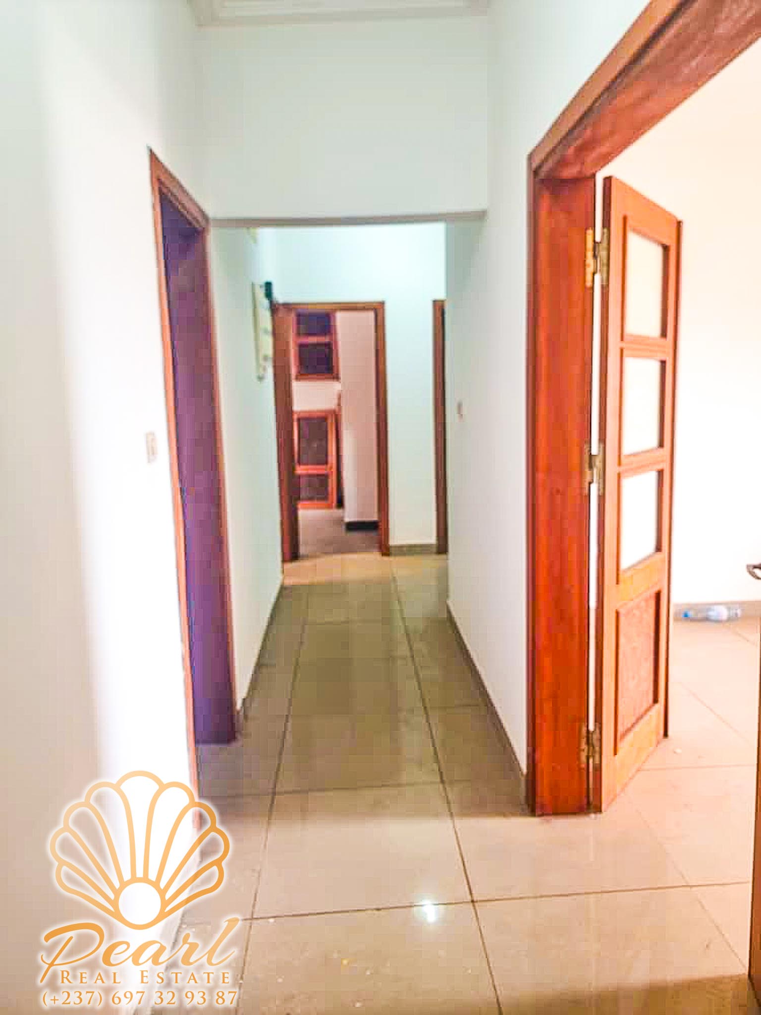 Apartment to rent - Yaoundé, Bastos, Nouvelle route Bastos - 1 living room(s), 3 bedroom(s), 3 bathroom(s) - 300 000 FCFA / month