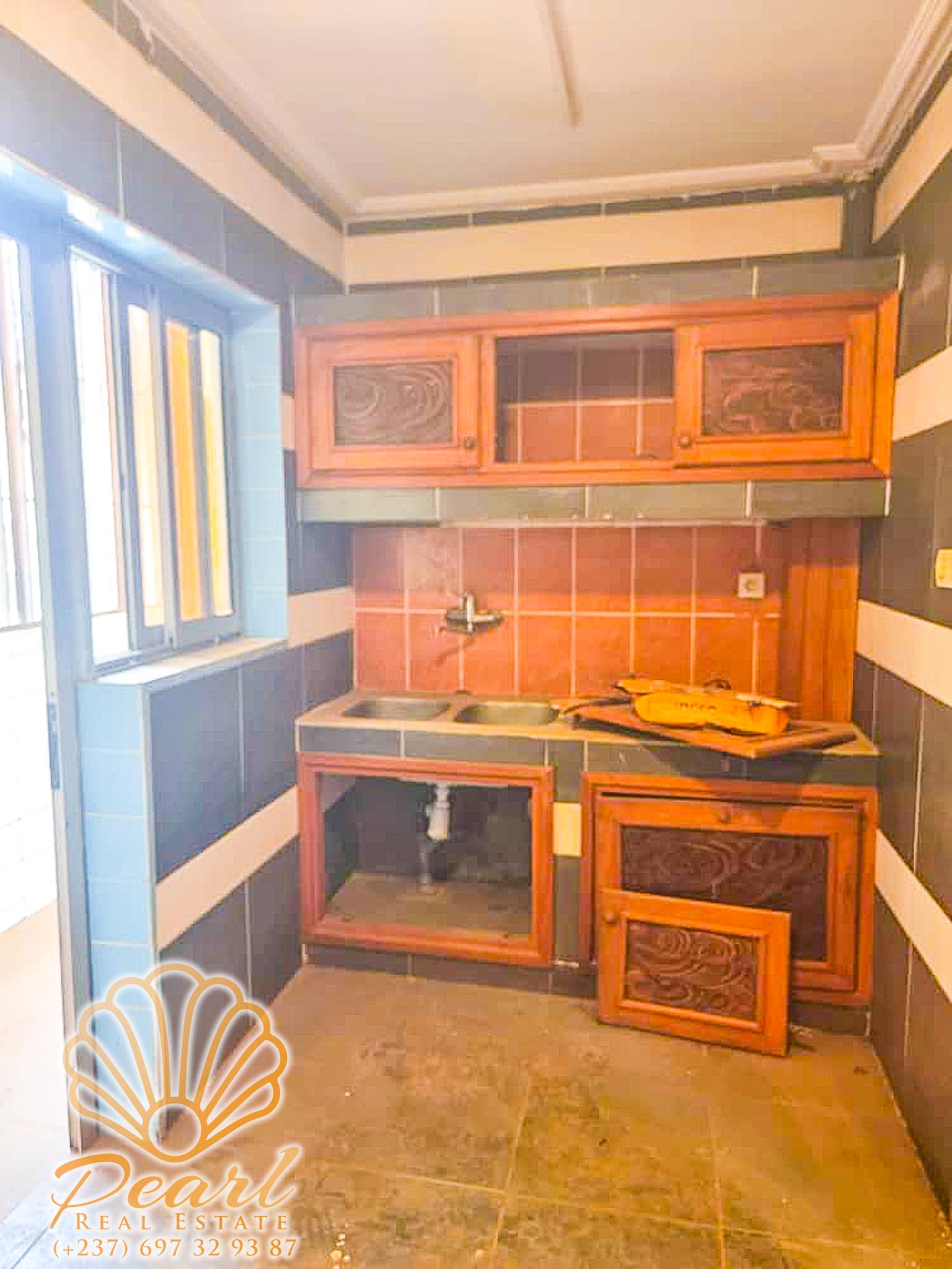 Apartment to rent - Yaoundé, Bastos, Nouvelle route Bastos - 1 living room(s), 3 bedroom(s), 3 bathroom(s) - 300 000 FCFA / month