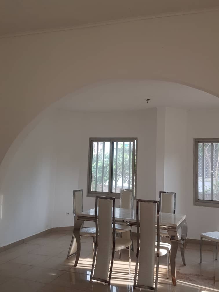 Maison (Villa) à louer - Yaoundé, Emana, Elig essono - 1 salon(s), 3 chambre(s), 4 salle(s) de bains - 800 000 FCFA / mois