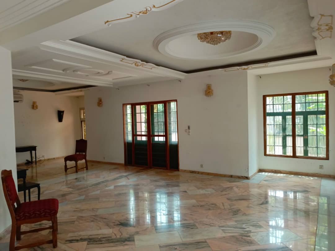 Maison (Villa) à louer - Yaoundé, Bastos, Golf - 1 salon(s), 6 chambre(s), 5 salle(s) de bains - 1 800 000 FCFA / mois