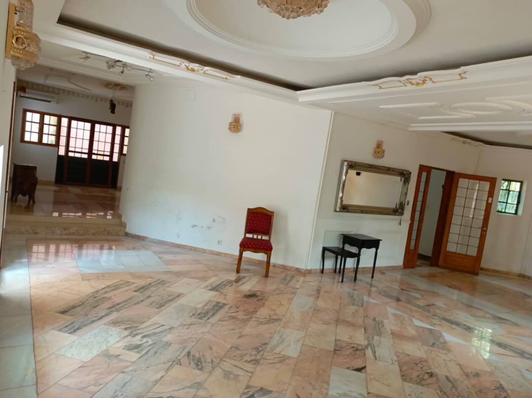 Maison (Villa) à louer - Yaoundé, Bastos, Golf - 1 salon(s), 6 chambre(s), 5 salle(s) de bains - 1 800 000 FCFA / mois